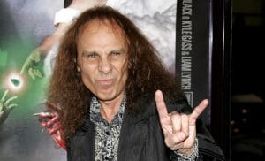 “A menudo escribía sus canciones viendo partidos de béisbol o fútbol”: el inesperado método de Ronnie James Dio