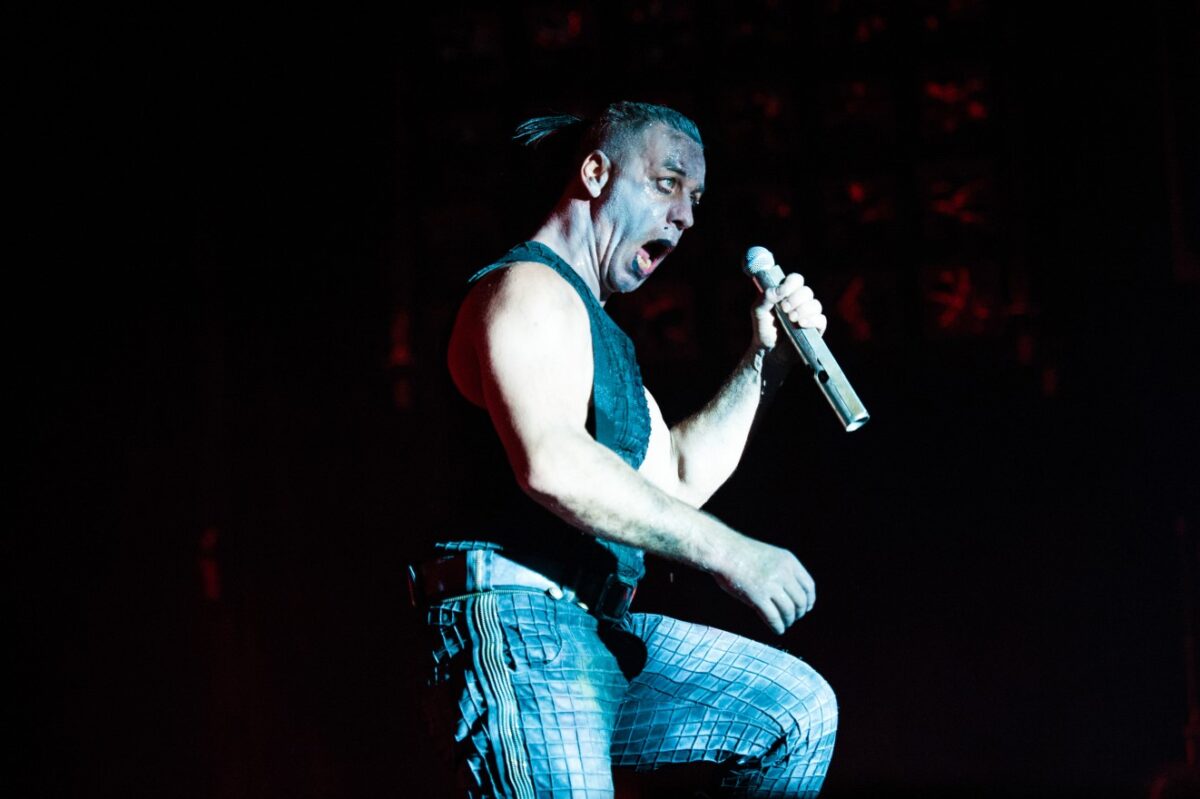 Rammstein abre su “Fan Archiv” y expone los objetos más extraños regalados por sus fans, incluida una flauta con forma de pene