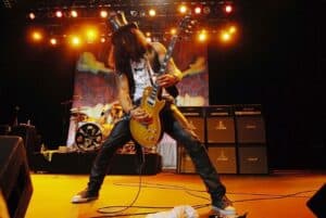 “Tenía que cambiarlas todos los días”: Slash (Guns N’ Roses) destroza sus cuerdas en una sola canción, según su técnico