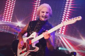 “Es tu teléfono, haz lo que quieras con él”: John 5 (Mötley Crüe) rompe con la tendencia dominante