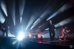 David Draiman con camisa de fuerza y pirotecnia : espectáculo teatral de Disturbed en el Zénith de París