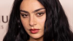 Charli XCX deja atrás Brat y anuncia un giro hacia el rock