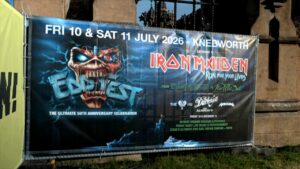 «Esto no mola nada…»: Iron Maiden revela un robo en Eddfest y muestra los entresijos de su festival del 50.º aniversario